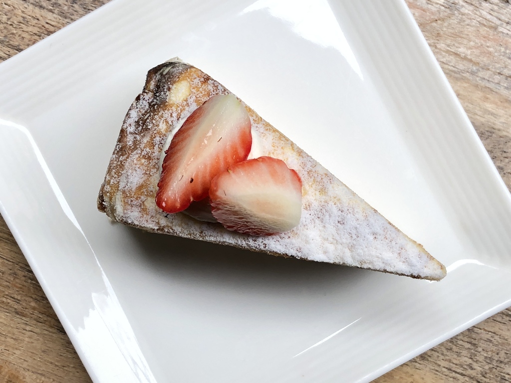 【台北|中正紀念堂站】生活在他方 elsewhere cafe_季節限定的原味草莓千層_濃郁的可可千層讓人吃到淚流滿面