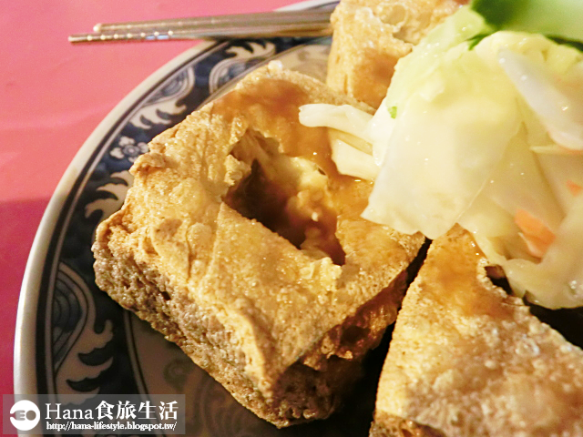 【台中中區】中華路夜市 蚵仔煎臭豆腐 | 外皮酥內軟嫩 搭配泡菜、小黃瓜清爽解膩 夜市人氣美食