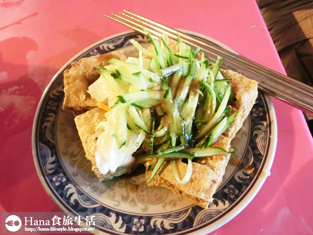 【台中中區】中華路夜市 蚵仔煎臭豆腐 | 外皮酥內軟嫩 搭配泡菜、小黃瓜清爽解膩 夜市人氣美食