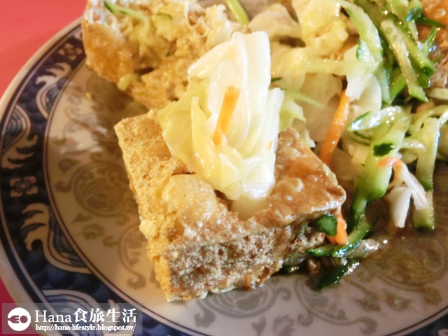 【台中中區】中華路夜市 蚵仔煎臭豆腐 | 外皮酥內軟嫩 搭配泡菜、小黃瓜清爽解膩 夜市人氣美食