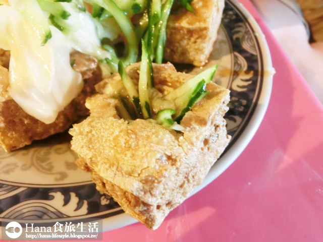 【台中中區】中華路夜市 蚵仔煎臭豆腐 | 外皮酥內軟嫩 搭配泡菜、小黃瓜清爽解膩 夜市人氣美食