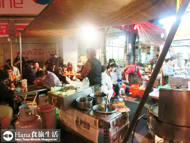 【台中中區】中華路夜市 蚵仔煎臭豆腐 | 外皮酥內軟嫩 搭配泡菜、小黃瓜清爽解膩 夜市人氣美食