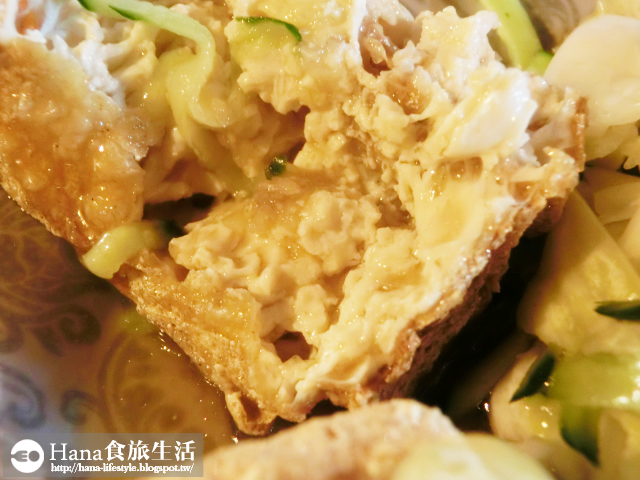 【台中中區】中華路夜市 蚵仔煎臭豆腐 | 外皮酥內軟嫩 搭配泡菜、小黃瓜清爽解膩 夜市人氣美食