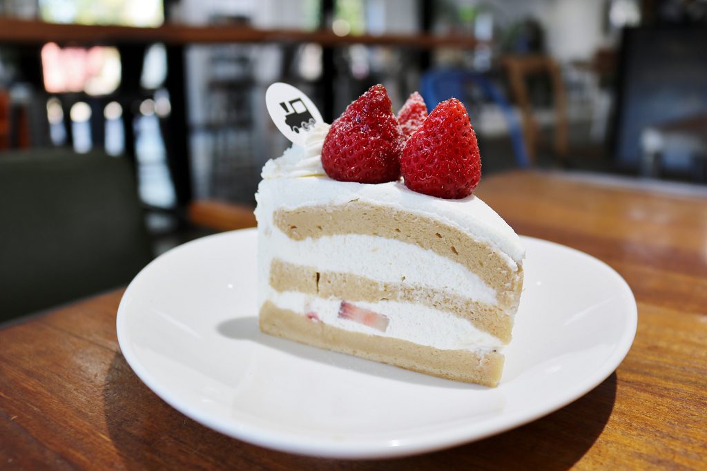 宜蘭｜Café slow train 小火車咖啡館 幸福草莓季 草莓牛奶．草莓甜點 - 奇奇一起玩樂趣
