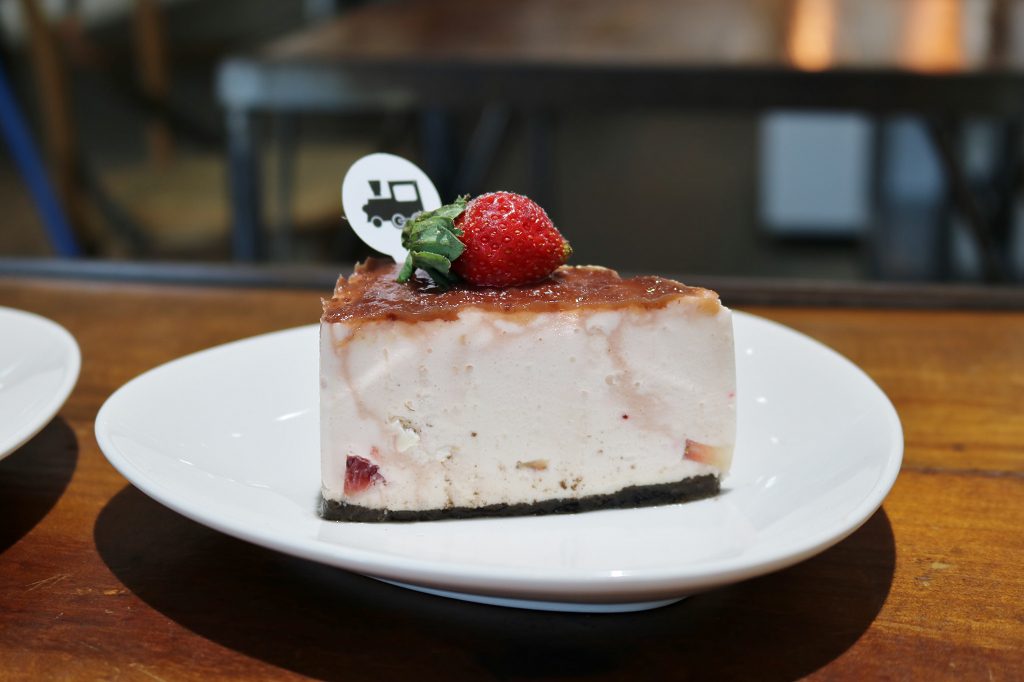 宜蘭｜Café slow train 小火車咖啡館 幸福草莓季 草莓牛奶．草莓甜點 - 奇奇一起玩樂趣