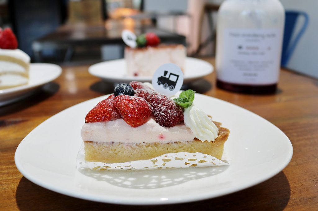 宜蘭｜Café slow train 小火車咖啡館 幸福草莓季 草莓牛奶．草莓甜點 - 奇奇一起玩樂趣