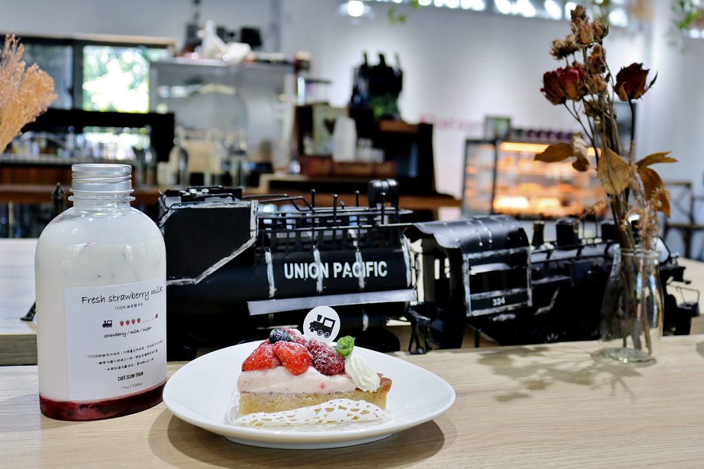 宜蘭｜Café slow train 小火車咖啡館 幸福草莓季 草莓牛奶．草莓甜點 - 奇奇一起玩樂趣