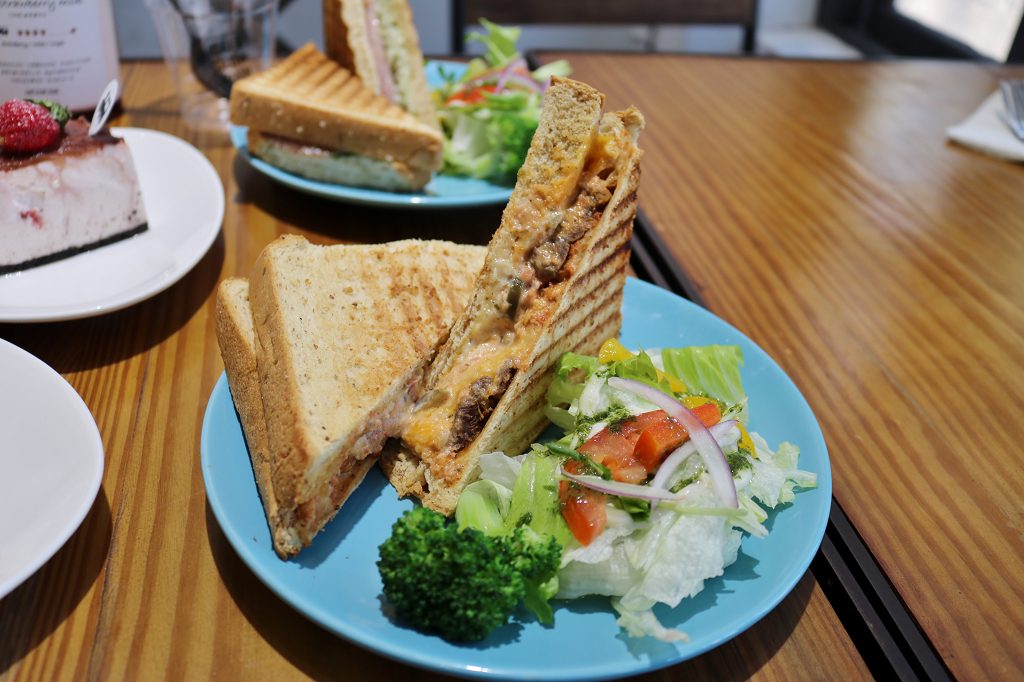 宜蘭｜Café slow train 小火車咖啡館 幸福草莓季 草莓牛奶．草莓甜點 - 奇奇一起玩樂趣