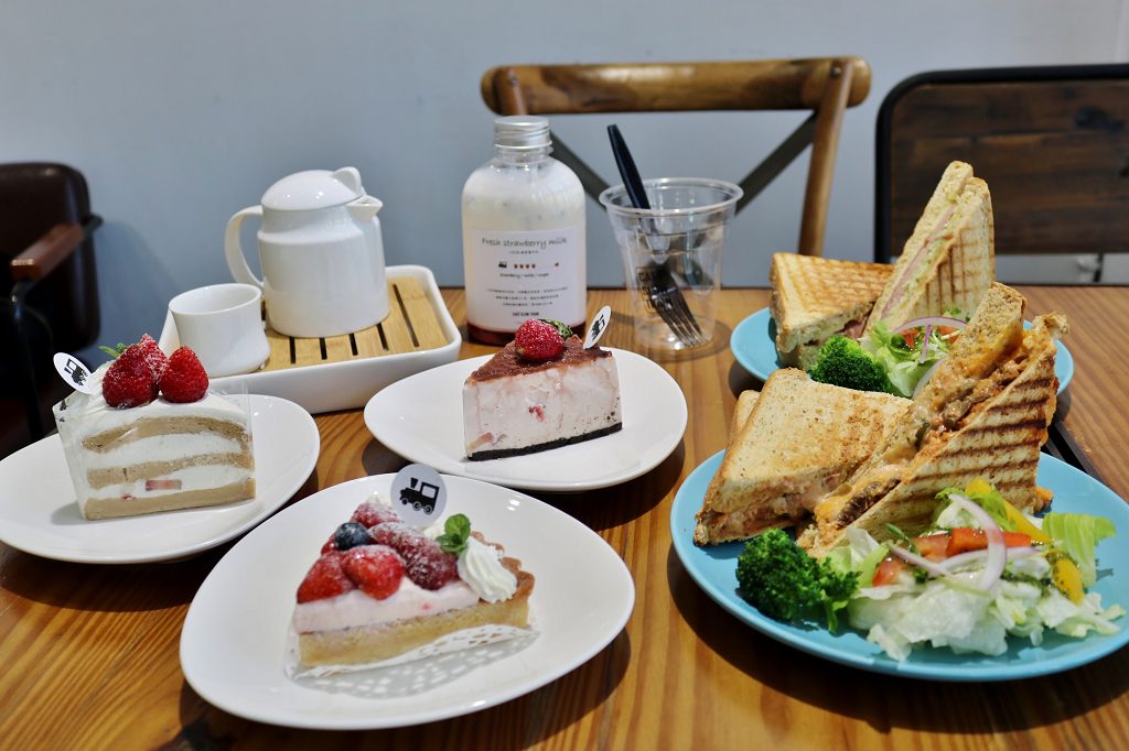 宜蘭｜Café slow train 小火車咖啡館 幸福草莓季 草莓牛奶．草莓甜點 - 奇奇一起玩樂趣