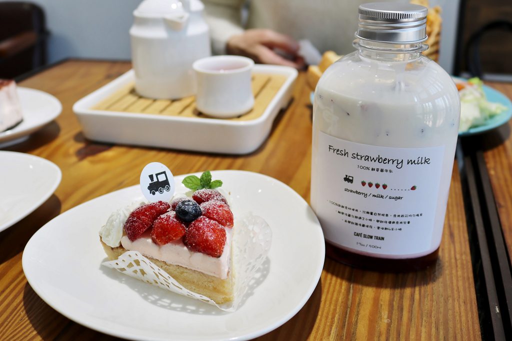 宜蘭｜Café slow train 小火車咖啡館 幸福草莓季 草莓牛奶．草莓甜點 - 奇奇一起玩樂趣