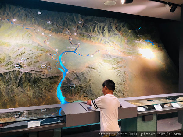 圓圓家出去玩-《台北景點》室內親子景點，台北探索館探訪台北的過去與現在，360度微電影，台北雨天好去處