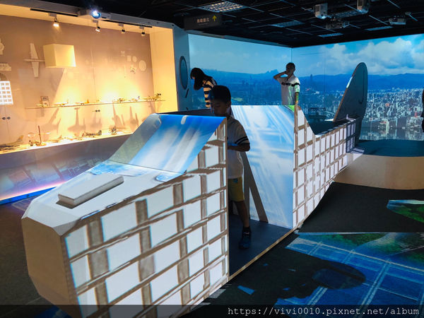 圓圓家出去玩-《台北景點》室內親子景點，台北探索館探訪台北的過去與現在，360度微電影，台北雨天好去處