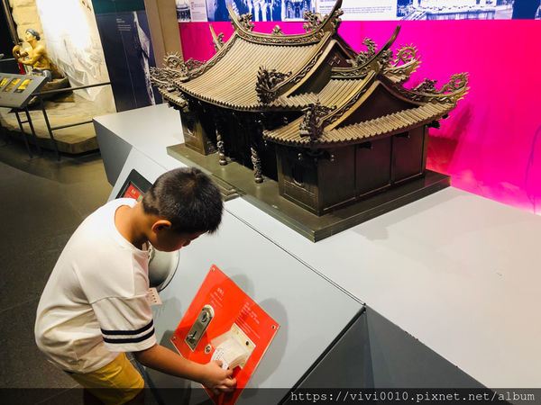 圓圓家出去玩-《台北景點》室內親子景點，台北探索館探訪台北的過去與現在，360度微電影，台北雨天好去處