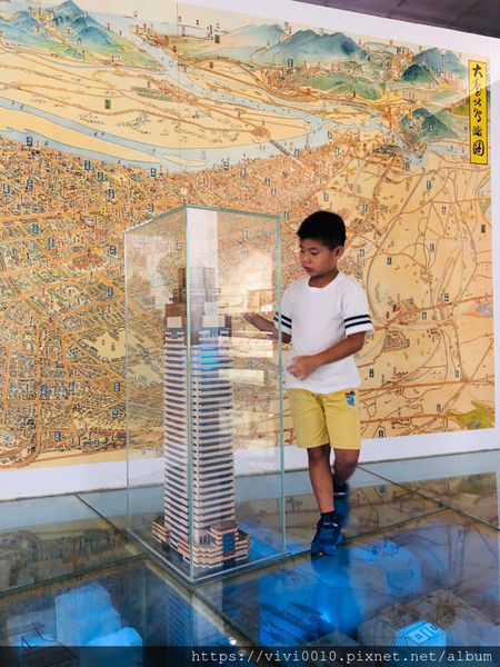 圓圓家出去玩-《台北景點》室內親子景點，台北探索館探訪台北的過去與現在，360度微電影，台北雨天好去處