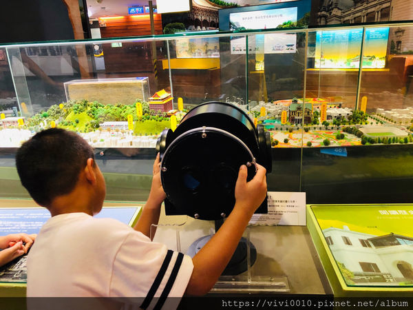 圓圓家出去玩-《台北景點》室內親子景點，台北探索館探訪台北的過去與現在，360度微電影，台北雨天好去處