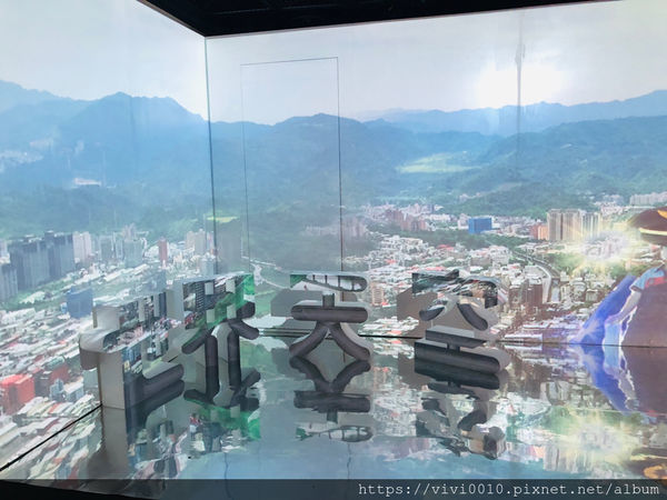 圓圓家出去玩-《台北景點》室內親子景點，台北探索館探訪台北的過去與現在，360度微電影，台北雨天好去處