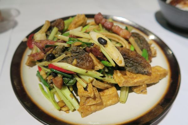 台北市松山區美食推薦中原客棧 試吃 台北捷運南京三民站中原客棧 炸皮蛋x臭豆腐x客家小炒之武俠菜 Walkerland Taipeiwalker Japanwalker Walkerland
