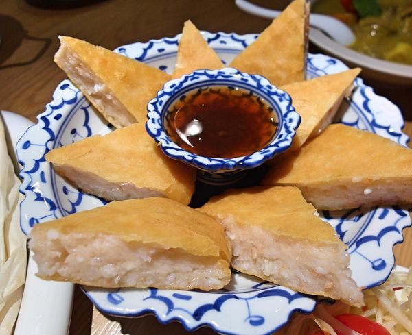 饗泰多 Siam More 泰式風格餐廳(桃園店):❤️美食❤️【桃園。市區】饗泰多 Siam More 泰式風格餐廳(桃園店) / 超厚月亮蝦餅/香料紙包魚/4人遊泰套餐/愛評體驗團