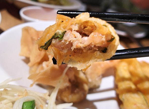 饗泰多 Siam More 泰式風格餐廳(桃園店):❤️美食❤️【桃園。市區】饗泰多 Siam More 泰式風格餐廳(桃園店) / 超厚月亮蝦餅/香料紙包魚/4人遊泰套餐/愛評體驗團