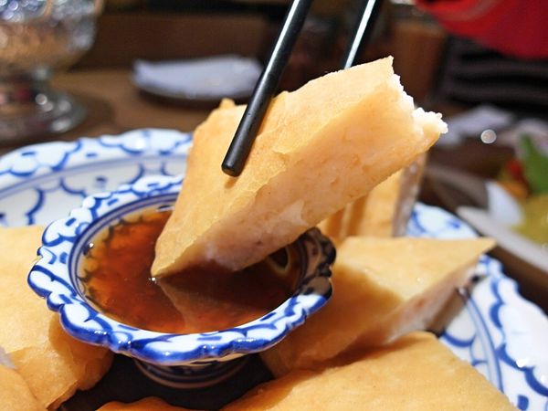 饗泰多 Siam More 泰式風格餐廳(桃園店):❤️美食❤️【桃園。市區】饗泰多 Siam More 泰式風格餐廳(桃園店) / 超厚月亮蝦餅/香料紙包魚/4人遊泰套餐/愛評體驗團