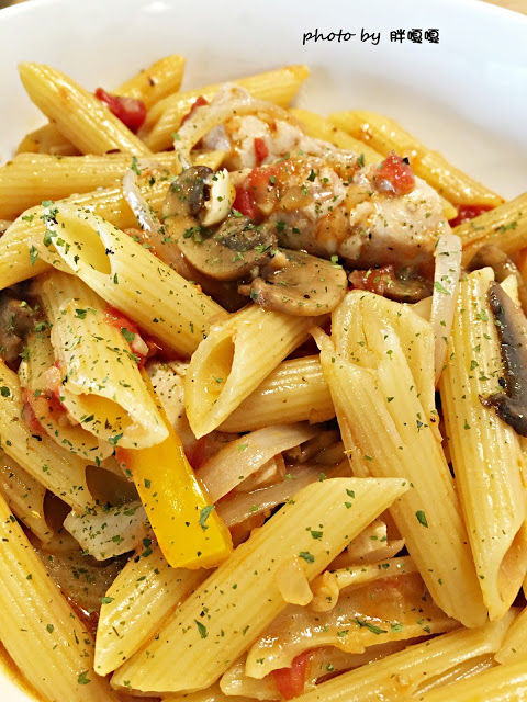 【台中 南屯】Zazzazu 查查路!!隱藏版彩虹蛋糕、義大利麵很好吃、隱身文心家樂福內!!