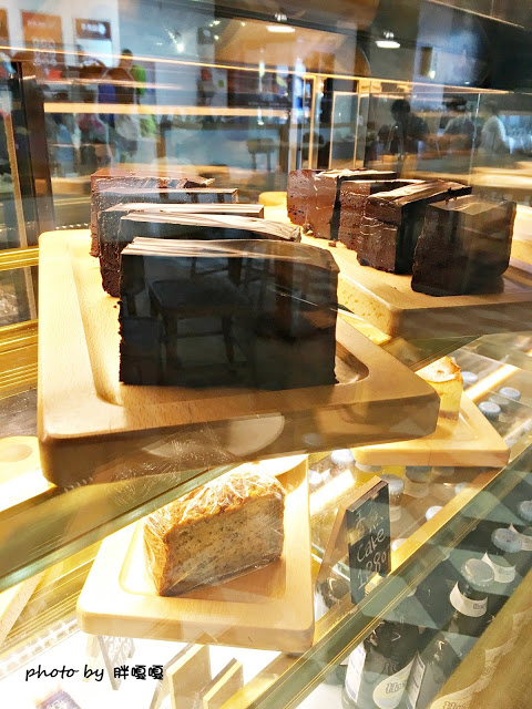 【台中 南屯】Zazzazu 查查路!!隱藏版彩虹蛋糕、義大利麵很好吃、隱身文心家樂福內!!