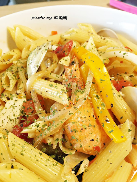 【台中 南屯】Zazzazu 查查路!!隱藏版彩虹蛋糕、義大利麵很好吃、隱身文心家樂福內!!