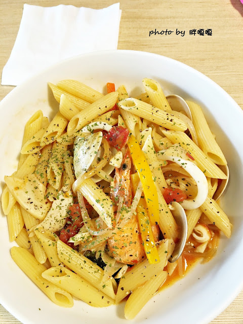 【台中 南屯】Zazzazu 查查路!!隱藏版彩虹蛋糕、義大利麵很好吃、隱身文心家樂福內!!