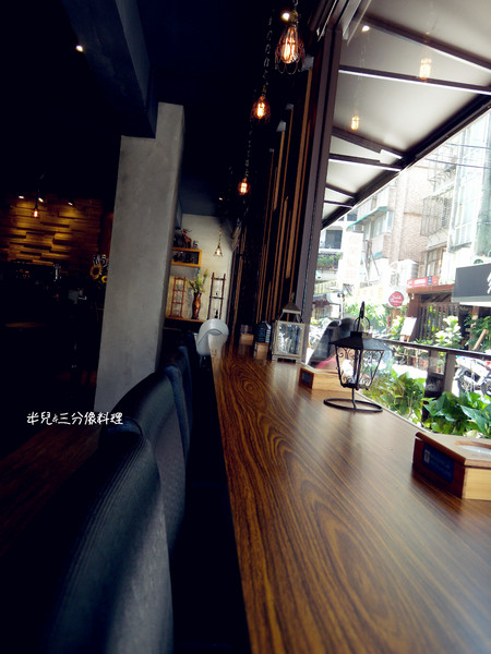 PM Cafe：[台北 信義區]  PM Cafe  有些工業風的環境下 吃著午餐的下午茶 口碑券體驗