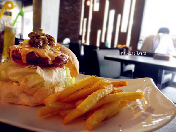 PM Cafe：[台北 信義區]  PM Cafe  有些工業風的環境下 吃著午餐的下午茶 口碑券體驗