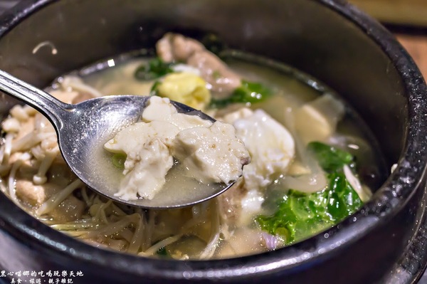 玉豆腐韓國豆腐煲專門店：高雄前鎮︱玉豆腐韓國料理(家樂福成功店)　如豆花般細緻的豆腐，煲湯裡的靈魂焦點！
