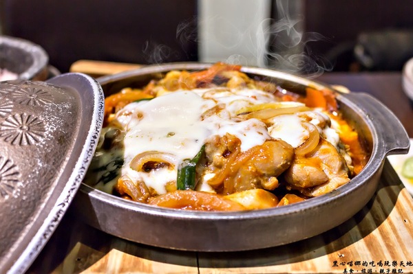 玉豆腐韓國豆腐煲專門店：高雄前鎮︱玉豆腐韓國料理(家樂福成功店)　如豆花般細緻的豆腐，煲湯裡的靈魂焦點！