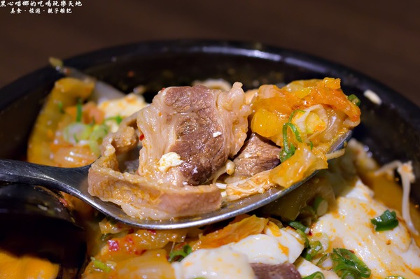 玉豆腐韓國豆腐煲專門店：高雄前鎮︱玉豆腐韓國料理(家樂福成功店)　如豆花般細緻的豆腐，煲湯裡的靈魂焦點！