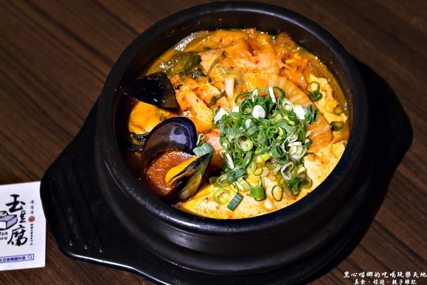 玉豆腐韓國豆腐煲專門店：高雄前鎮︱玉豆腐韓國料理(家樂福成功店)　如豆花般細緻的豆腐，煲湯裡的靈魂焦點！