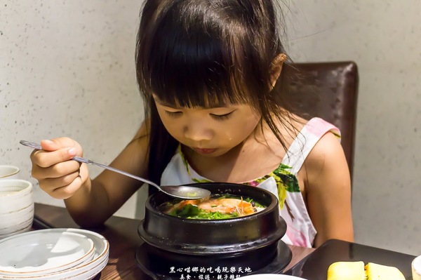 玉豆腐韓國豆腐煲專門店：高雄前鎮︱玉豆腐韓國料理(家樂福成功店)　如豆花般細緻的豆腐，煲湯裡的靈魂焦點！