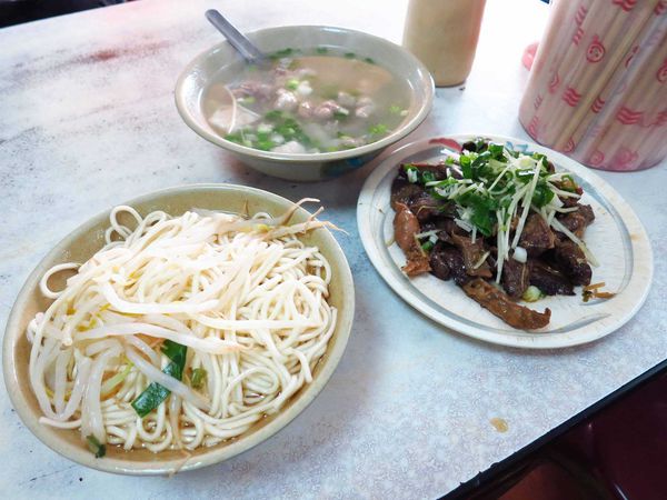 【三重新莊】大胖烏醋乾麵-美味的烏醋乾麵大骨湯