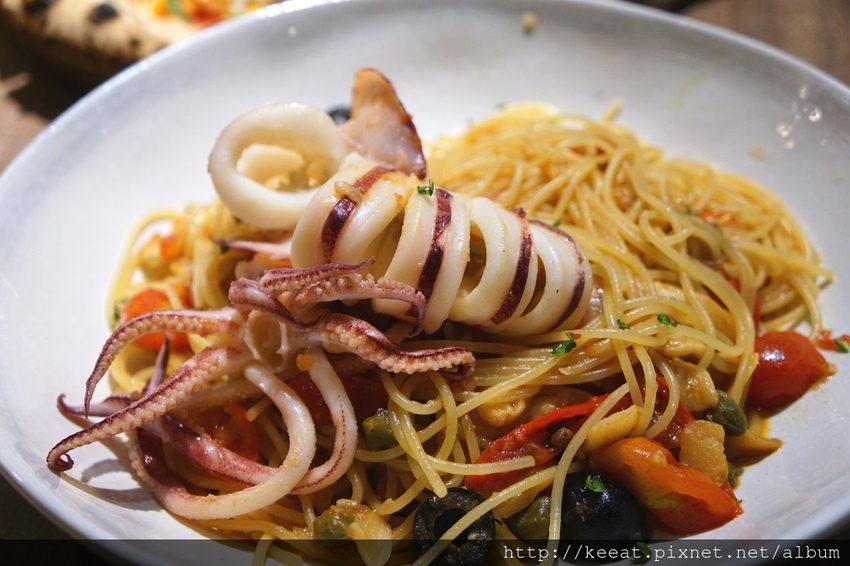 透抽躺在煙花女上麵