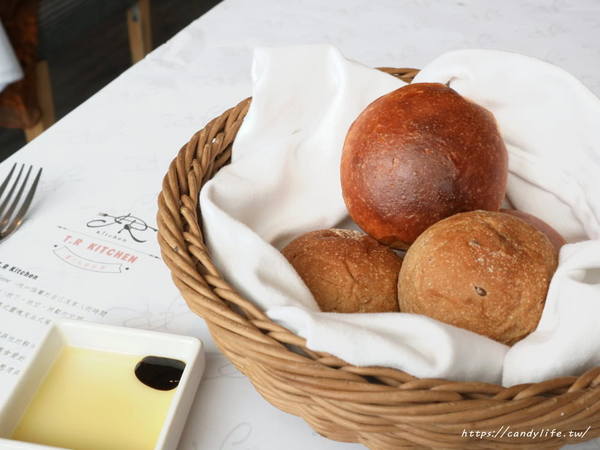 T.R kitchen義式廚房:台中美食│T.R Kitchen〃大坑義法料理推薦!!波士頓活龍蝦入料,用料實在,裝潢氣派,台中約會首選餐廳~