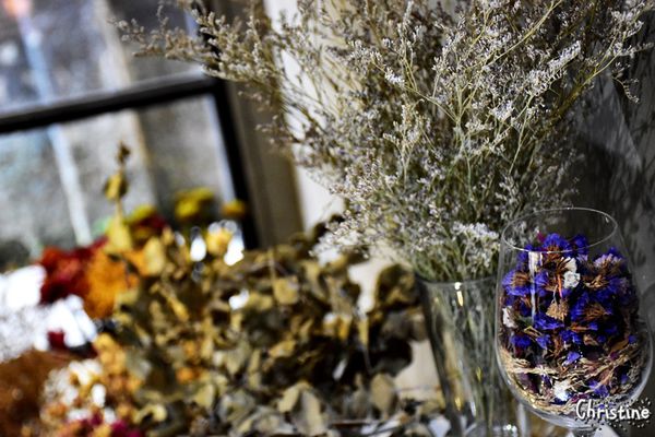 【台中。美食】西區 / 偷偷,繽紛點綴的彩虹蛋糕,夢幻下午茶,手作甜點,ig熱門打卡地標