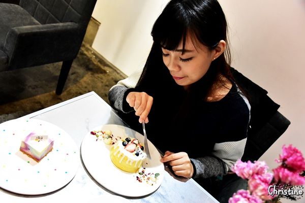 【台中。美食】西區 / 偷偷,繽紛點綴的彩虹蛋糕,夢幻下午茶,手作甜點,ig熱門打卡地標
