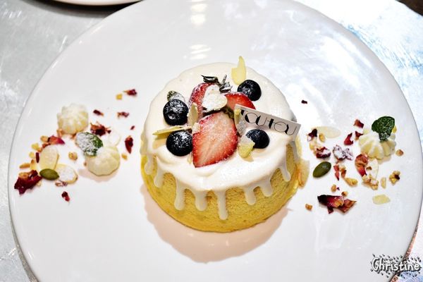 【台中。美食】西區 / 偷偷,繽紛點綴的彩虹蛋糕,夢幻下午茶,手作甜點,ig熱門打卡地標