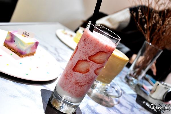 【台中。美食】西區 / 偷偷,繽紛點綴的彩虹蛋糕,夢幻下午茶,手作甜點,ig熱門打卡地標