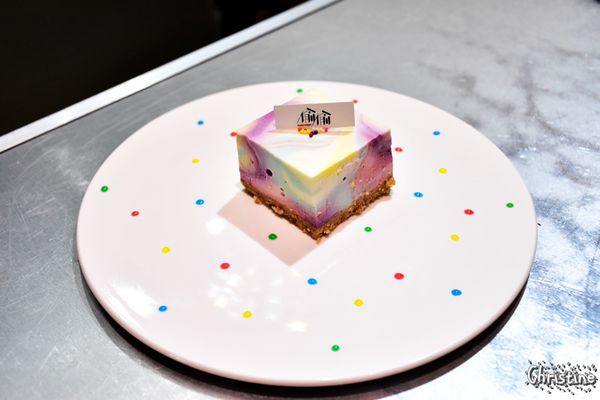 【台中。美食】西區 / 偷偷,繽紛點綴的彩虹蛋糕,夢幻下午茶,手作甜點,ig熱門打卡地標