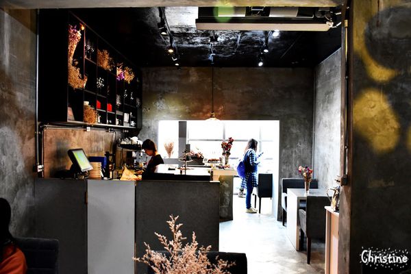 【台中。美食】西區 / 偷偷,繽紛點綴的彩虹蛋糕,夢幻下午茶,手作甜點,ig熱門打卡地標