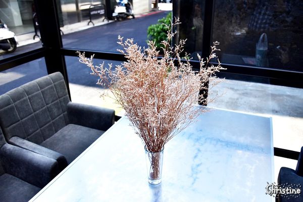 【台中。美食】西區 / 偷偷,繽紛點綴的彩虹蛋糕,夢幻下午茶,手作甜點,ig熱門打卡地標