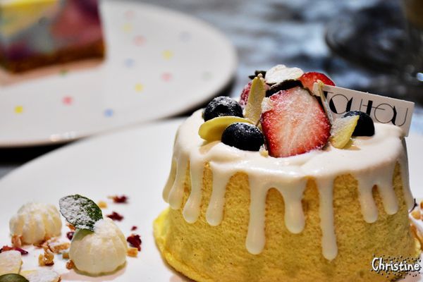 【台中。美食】西區 / 偷偷,繽紛點綴的彩虹蛋糕,夢幻下午茶,手作甜點,ig熱門打卡地標