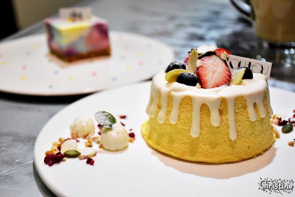 【台中。美食】西區 / 偷偷,繽紛點綴的彩虹蛋糕,夢幻下午茶,手作甜點,ig熱門打卡地標