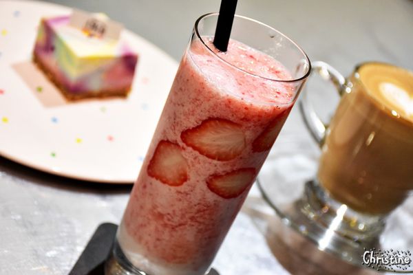 【台中。美食】西區 / 偷偷,繽紛點綴的彩虹蛋糕,夢幻下午茶,手作甜點,ig熱門打卡地標