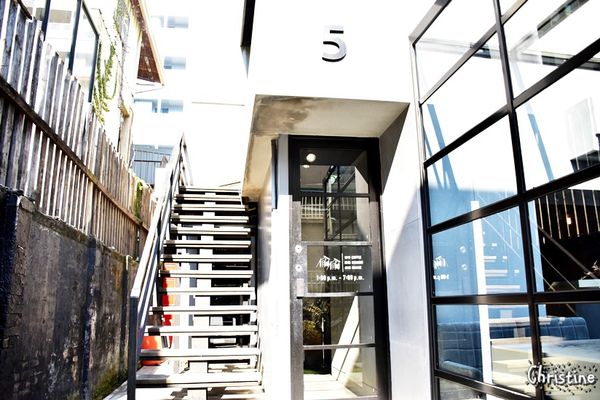 【台中。美食】西區 / 偷偷,繽紛點綴的彩虹蛋糕,夢幻下午茶,手作甜點,ig熱門打卡地標