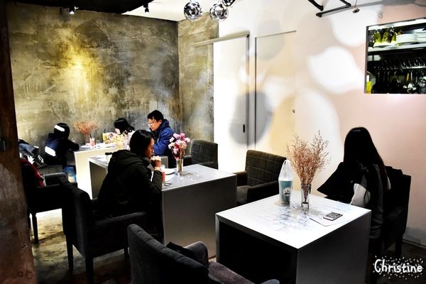 【台中。美食】西區 / 偷偷,繽紛點綴的彩虹蛋糕,夢幻下午茶,手作甜點,ig熱門打卡地標